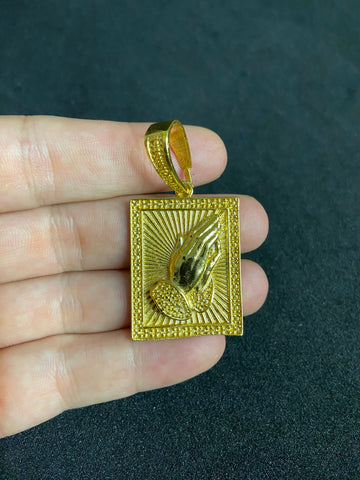 Pingente Mão Rezando Banhado a Ouro