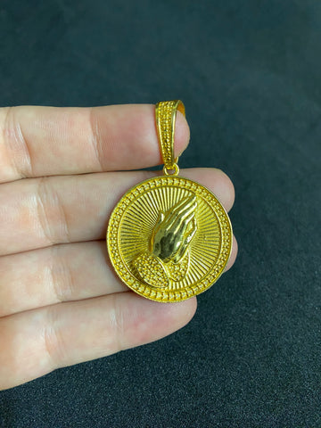 Pingente Mão Rezando Redondo Banhado a Ouro