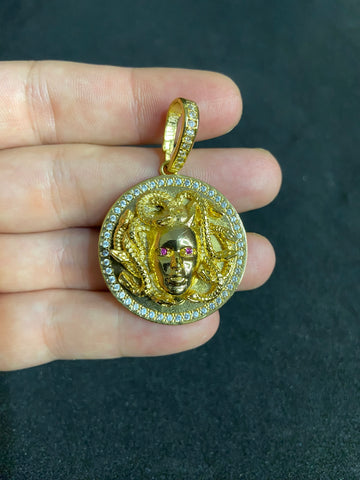Pingente Medusa Banhado a Ouro