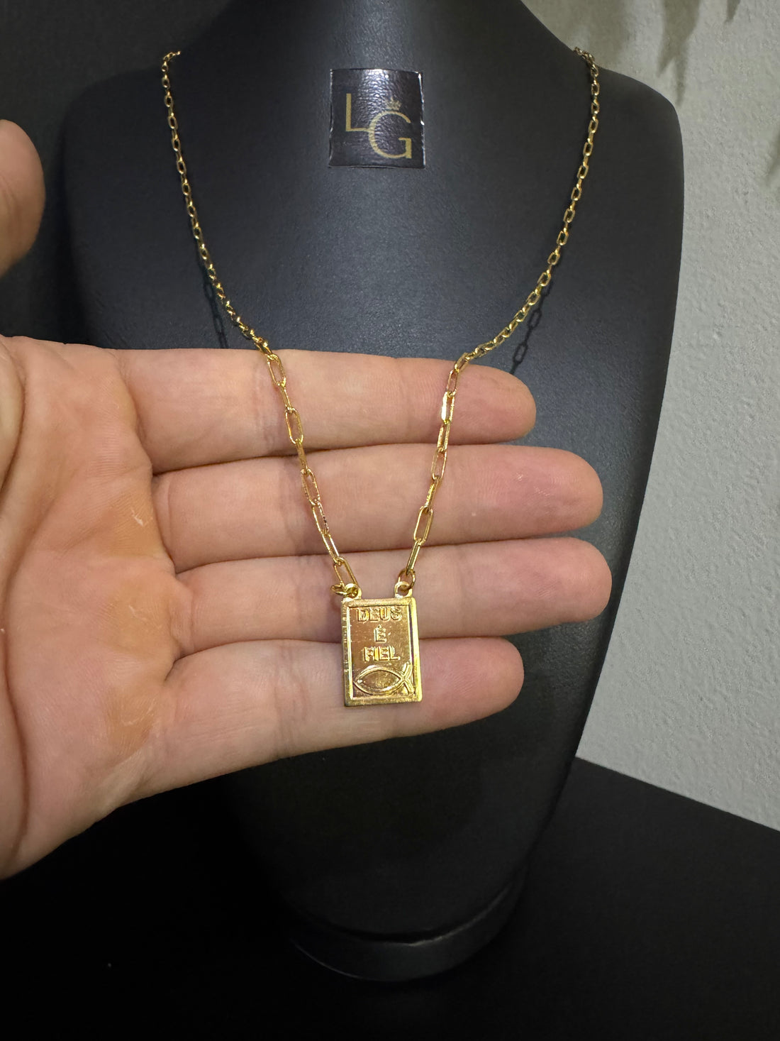 Escapulário Deus é fiel banhado a ouro 18k