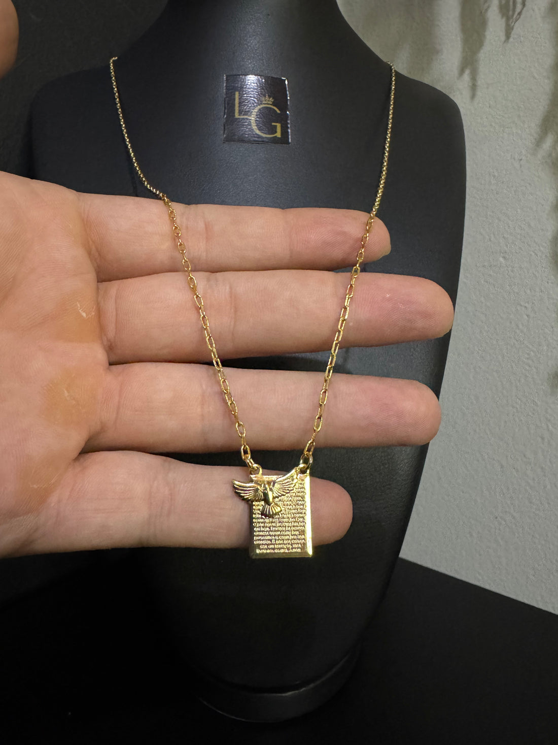 Escapulário divino Espírito Santo banhado a ouro 18k