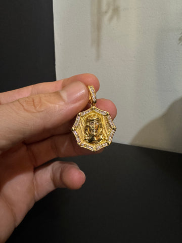Pingente face de Cristo detalhado banhado a ouro 18k