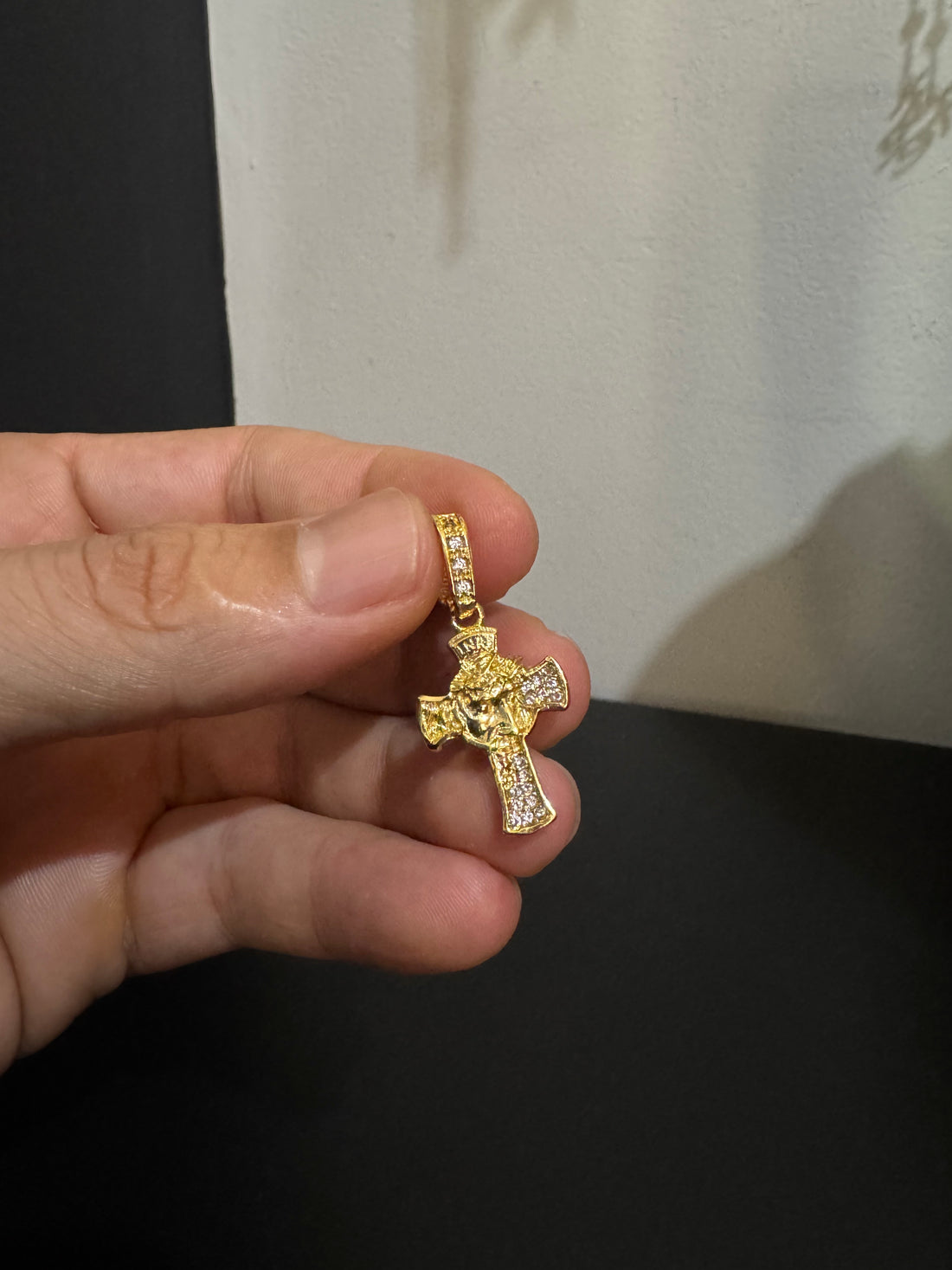 Pingente cruz com face 2 banhado a ouro 18k