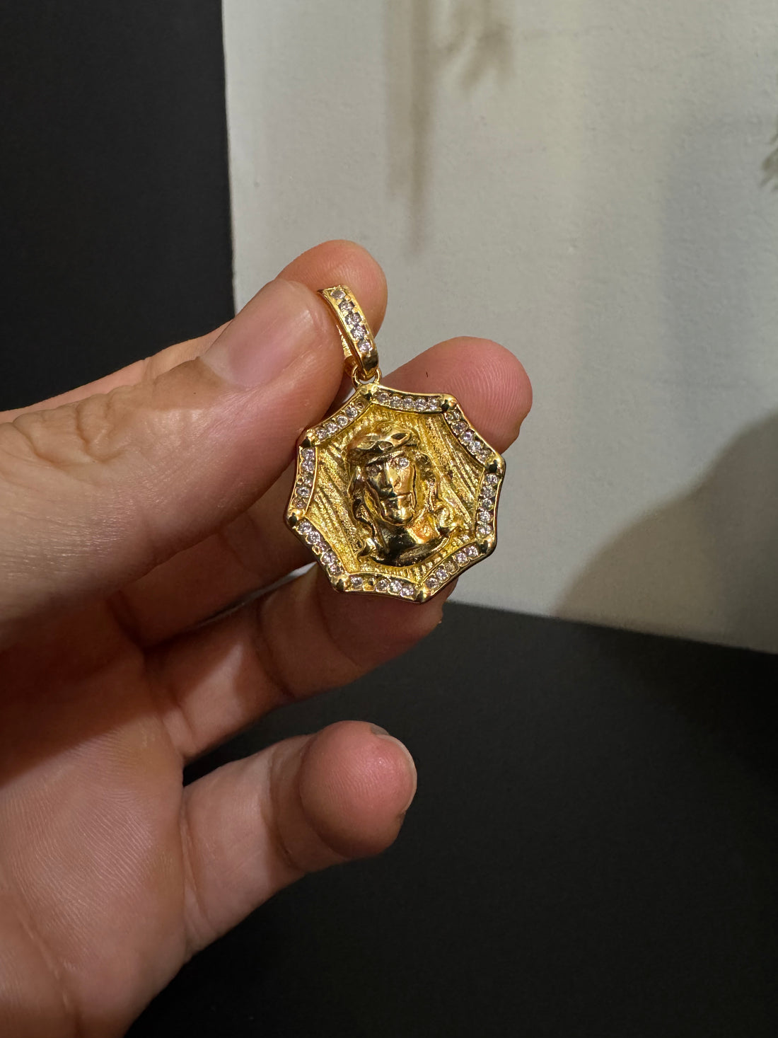 Pingente face de Cristo detalhado banhado a ouro 18k