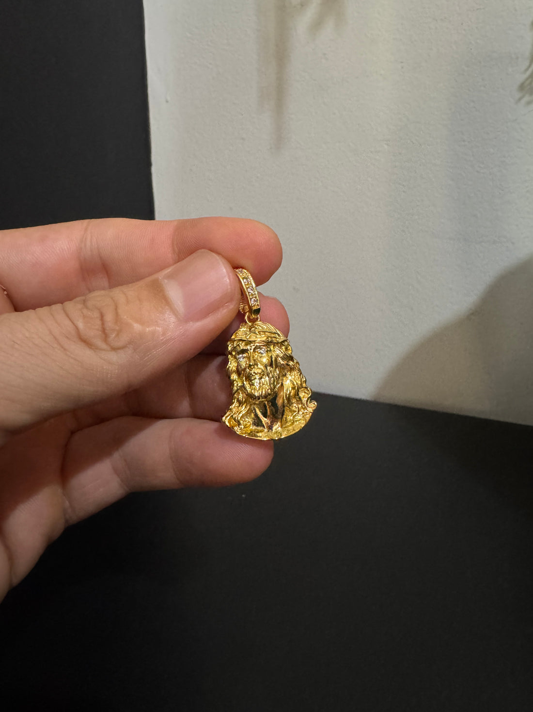 Pingente face de Cristo banhado a ouro 18k