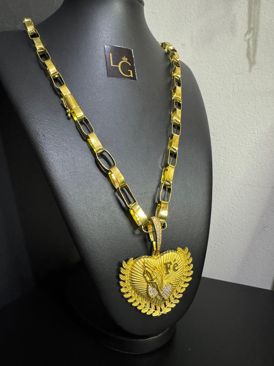 Cordão Cartier 10mm - Coração FÉ Mão Rezando