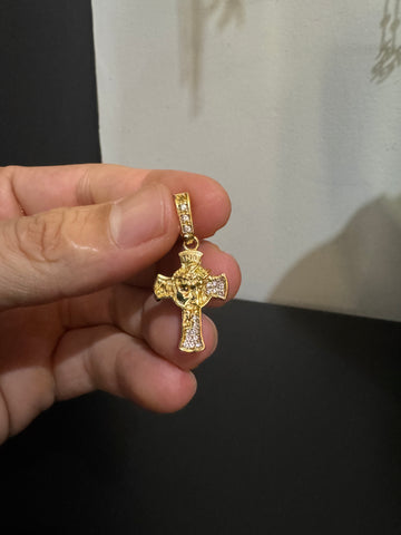 Pingente cruz com face 2 banhado a ouro 18k