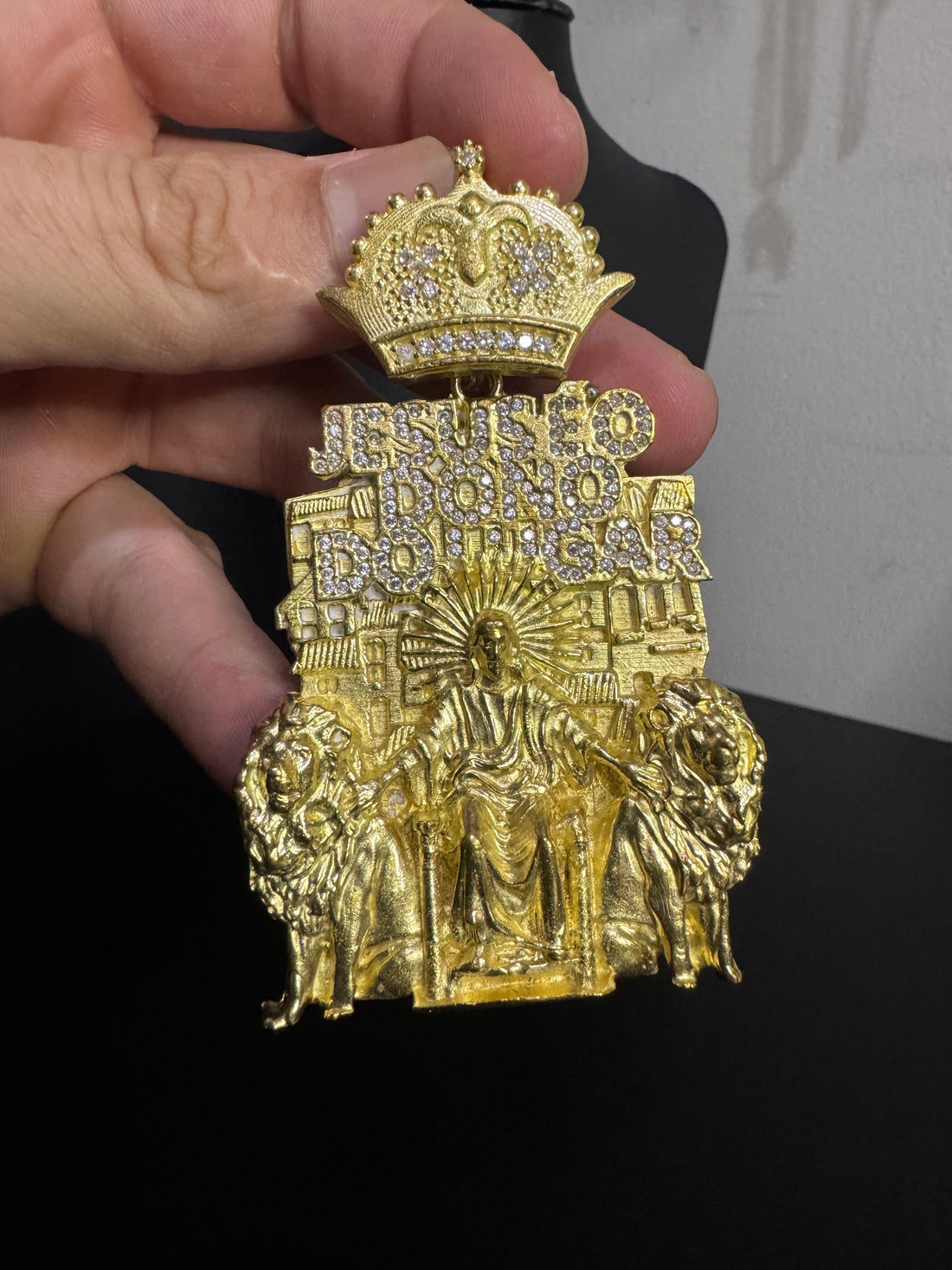 Pingente Detalhado Jesus é o Dono do Lugar