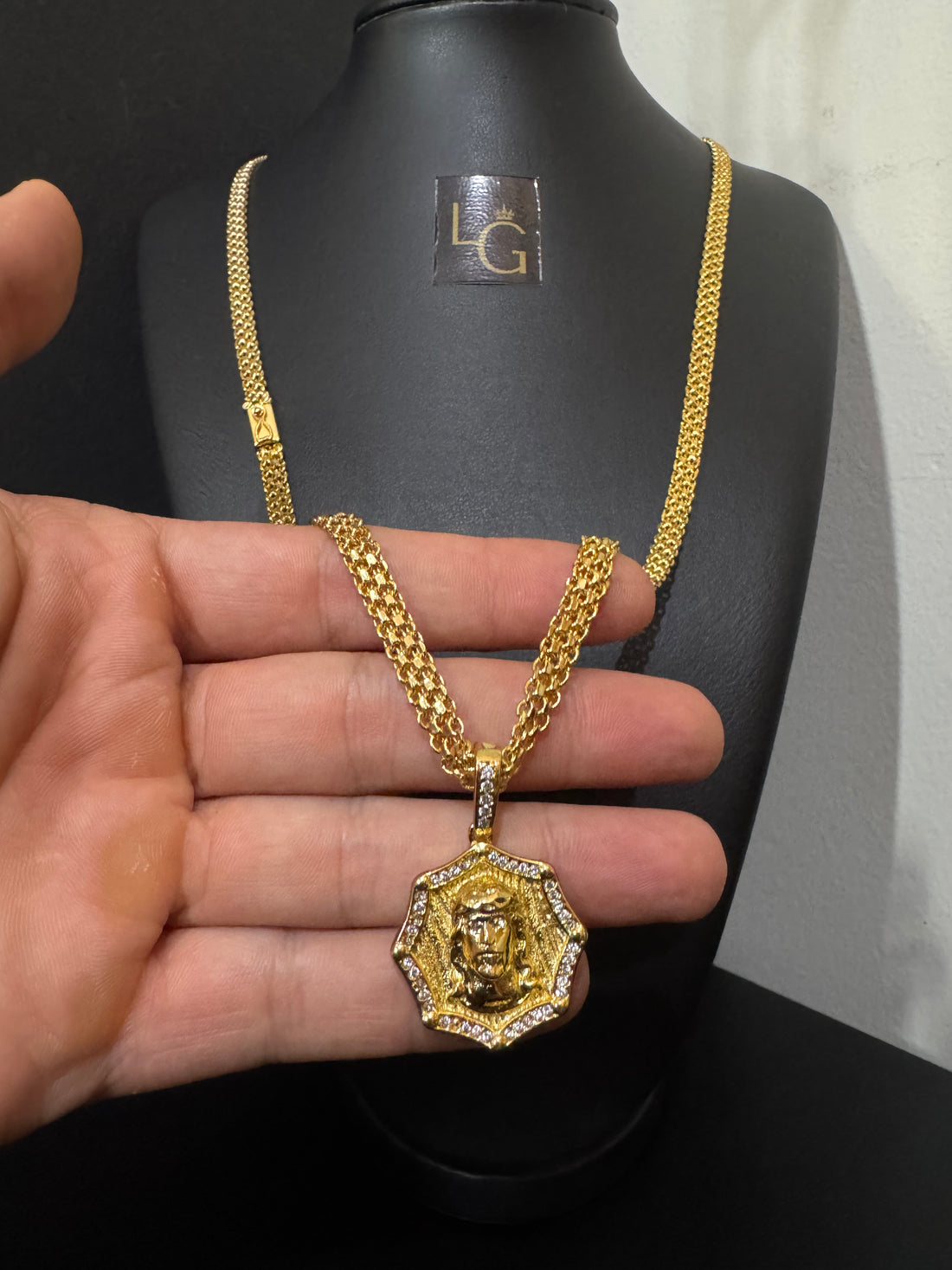 Cordão cadeado triplo 7mm - face de Cristo detalhada banhado a ouro 18k
