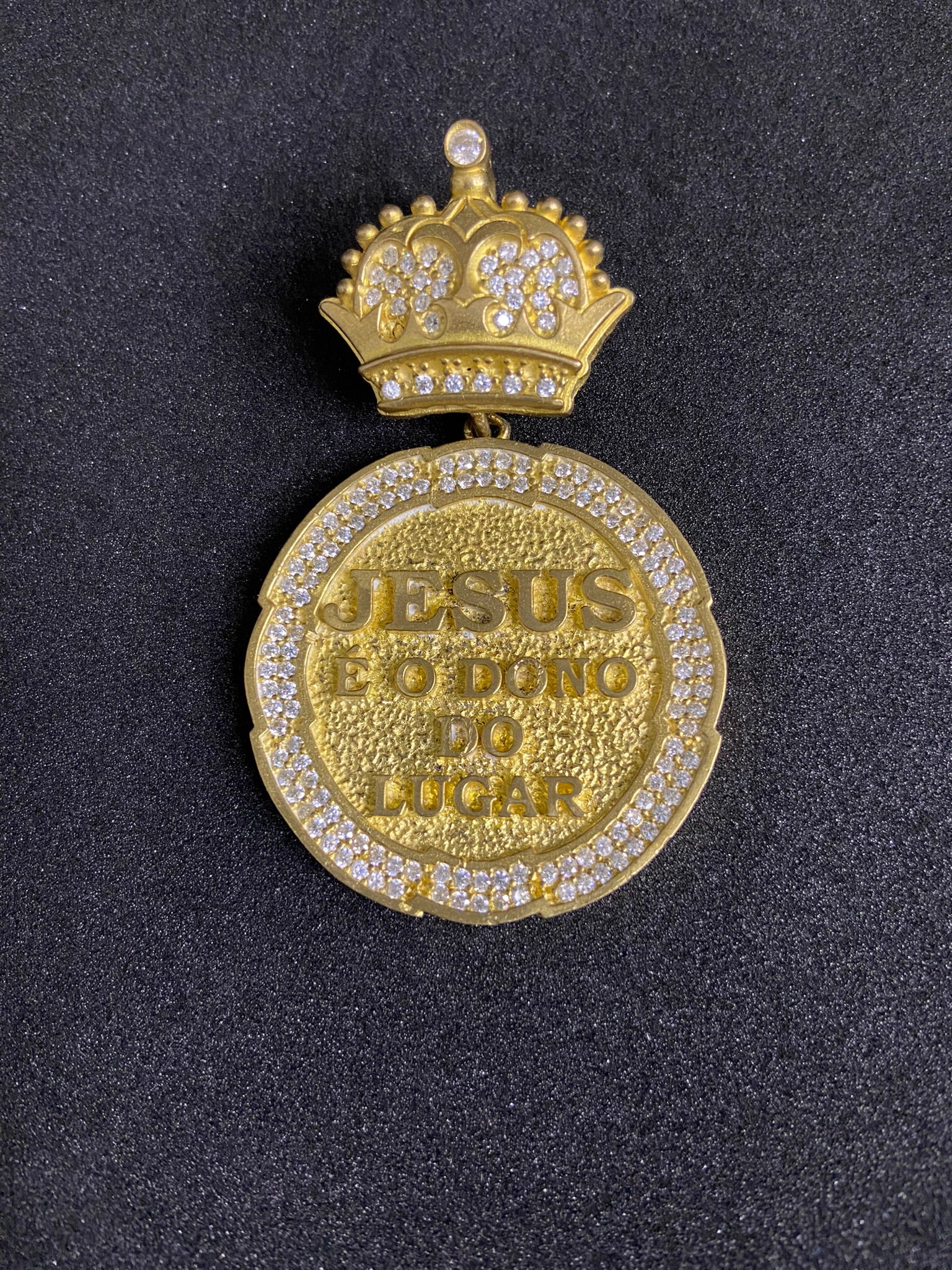 Pingente Redondo Jesus é o Dono do Lugar