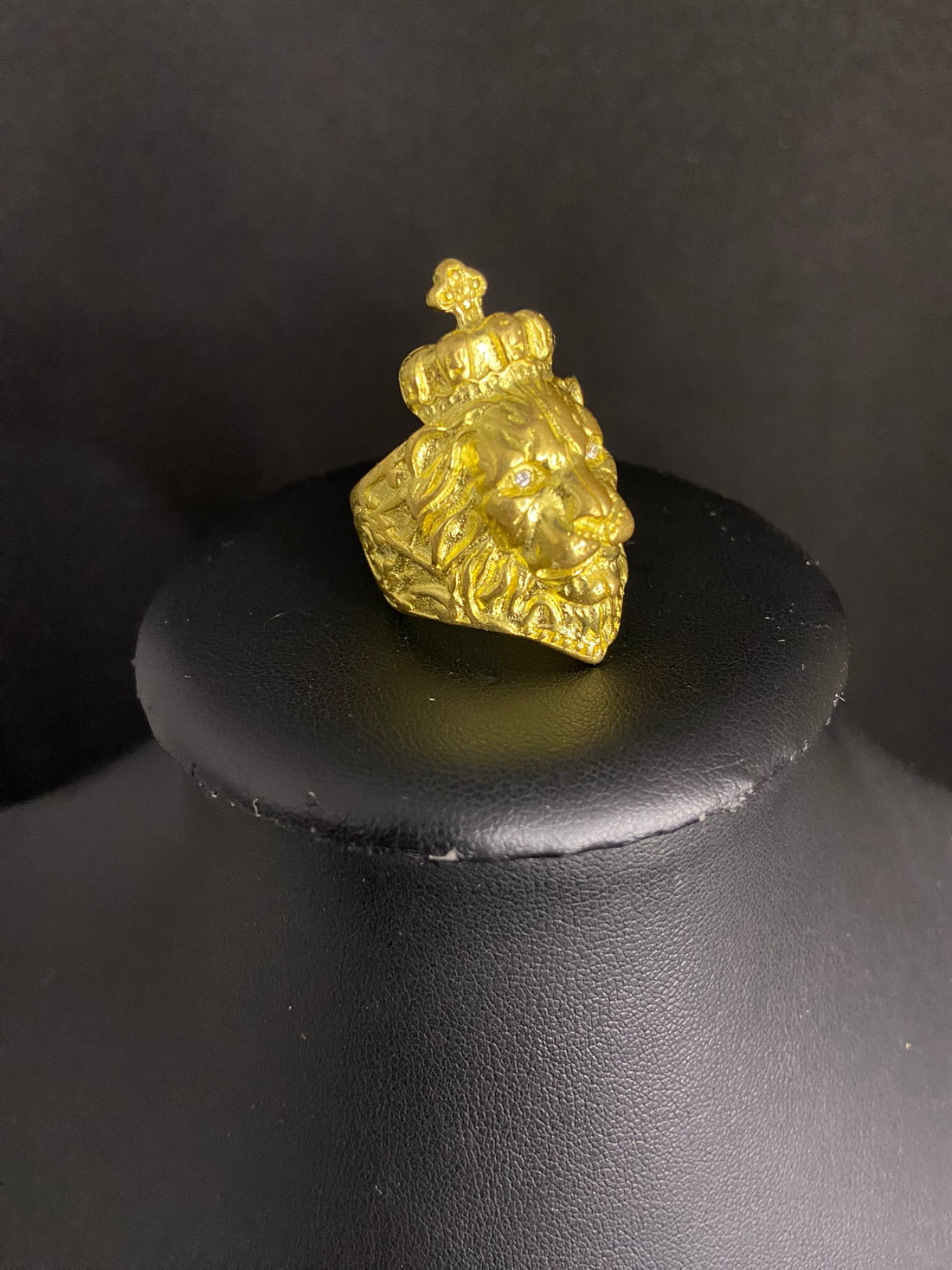 Dedeira Leão com Coroa