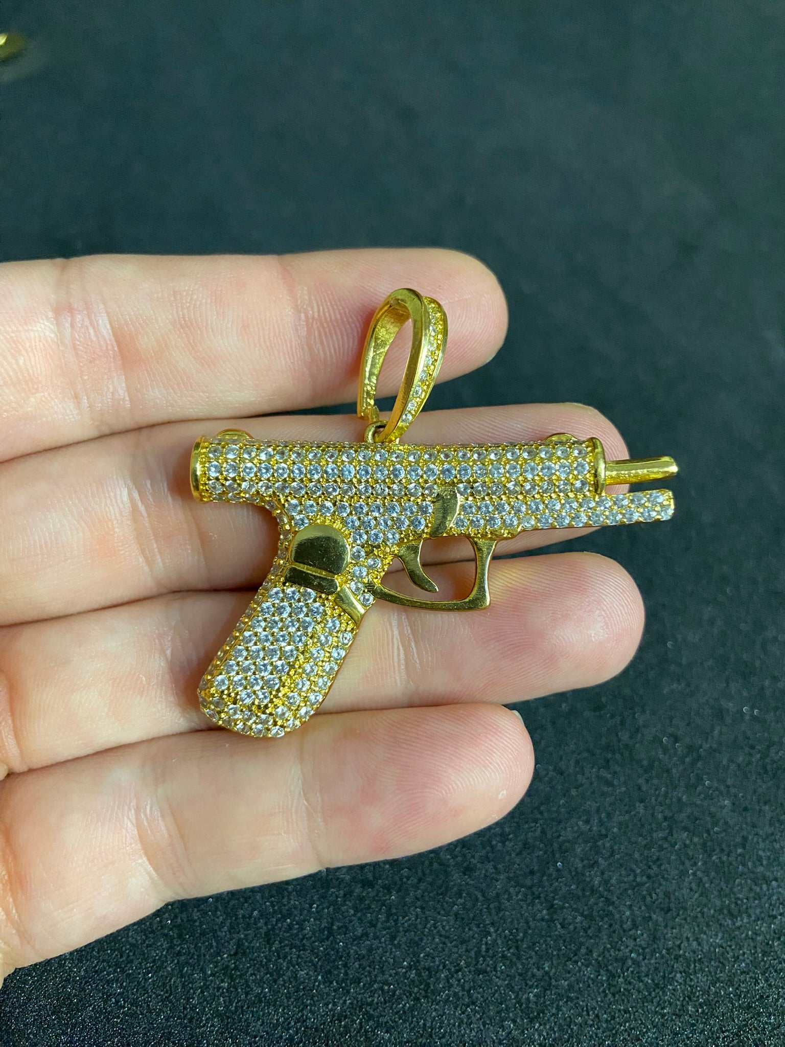 Pingente Glock Cravejado Banhado a Ouro