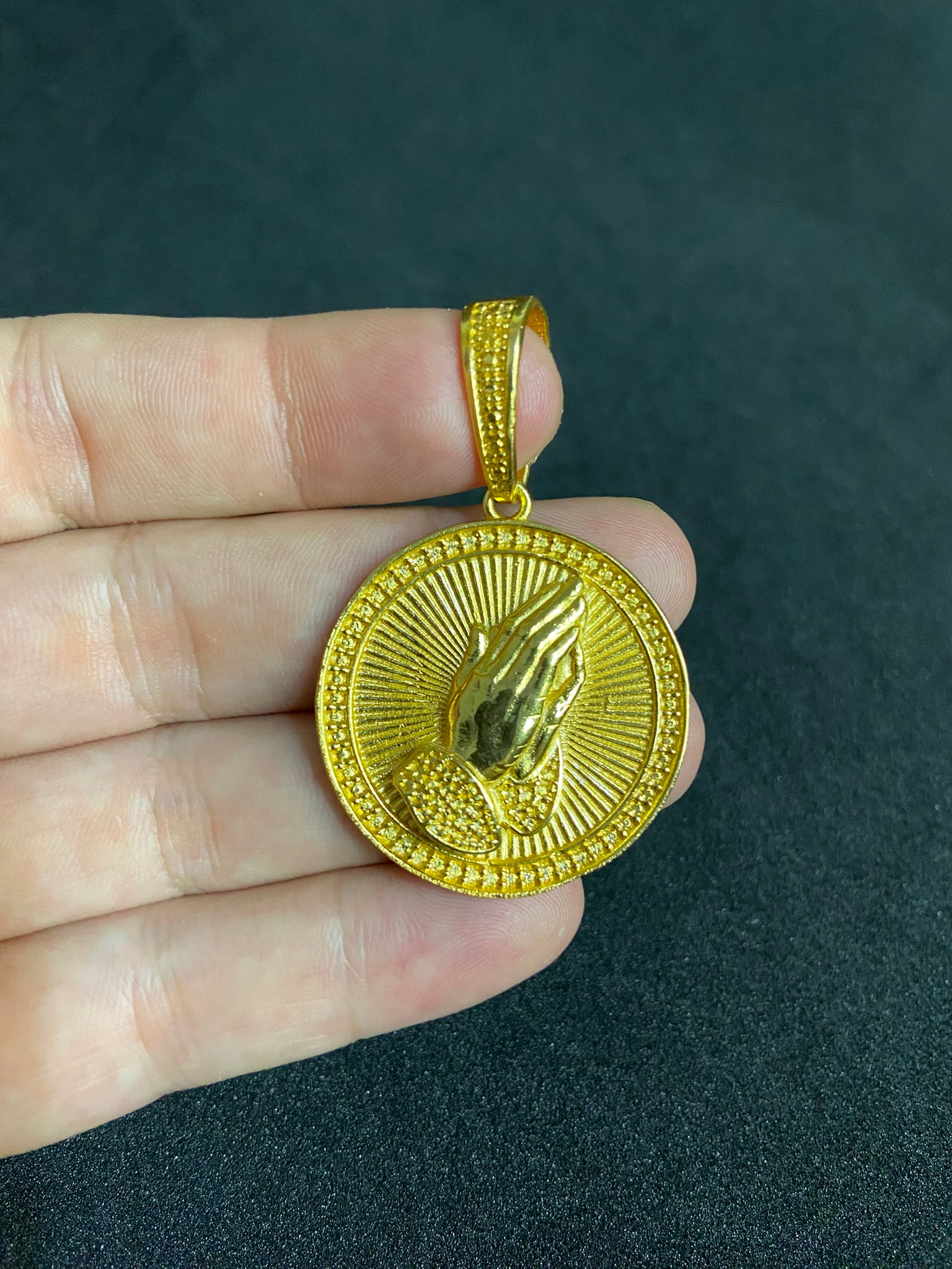Pingente Mão Rezando Redondo Banhado a Ouro